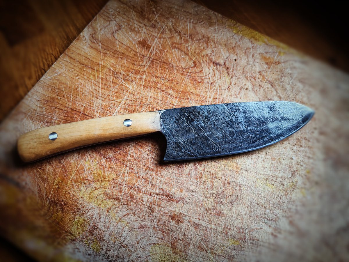 SmithySmiling's tweet photo. New blade finished😍😁
🔥⚒️😃
#blacksmith #blacksmithing #damascussteel #damascusblade
#handforged #handforgedblade #handforgedknife #handforgedknives #damascuskife #damascuskives #chef #chefsknife #chefsknives https://t.co/qBK04VSBj0