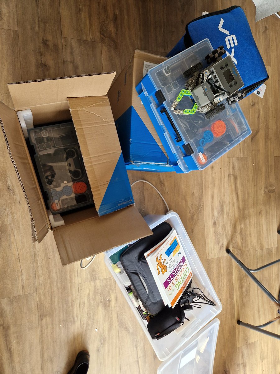 jonathonsimons5's tweet image. Getting ready for robotics Club tomorrow. 
#edtechmaven #vexrobotics #roboticsclubs