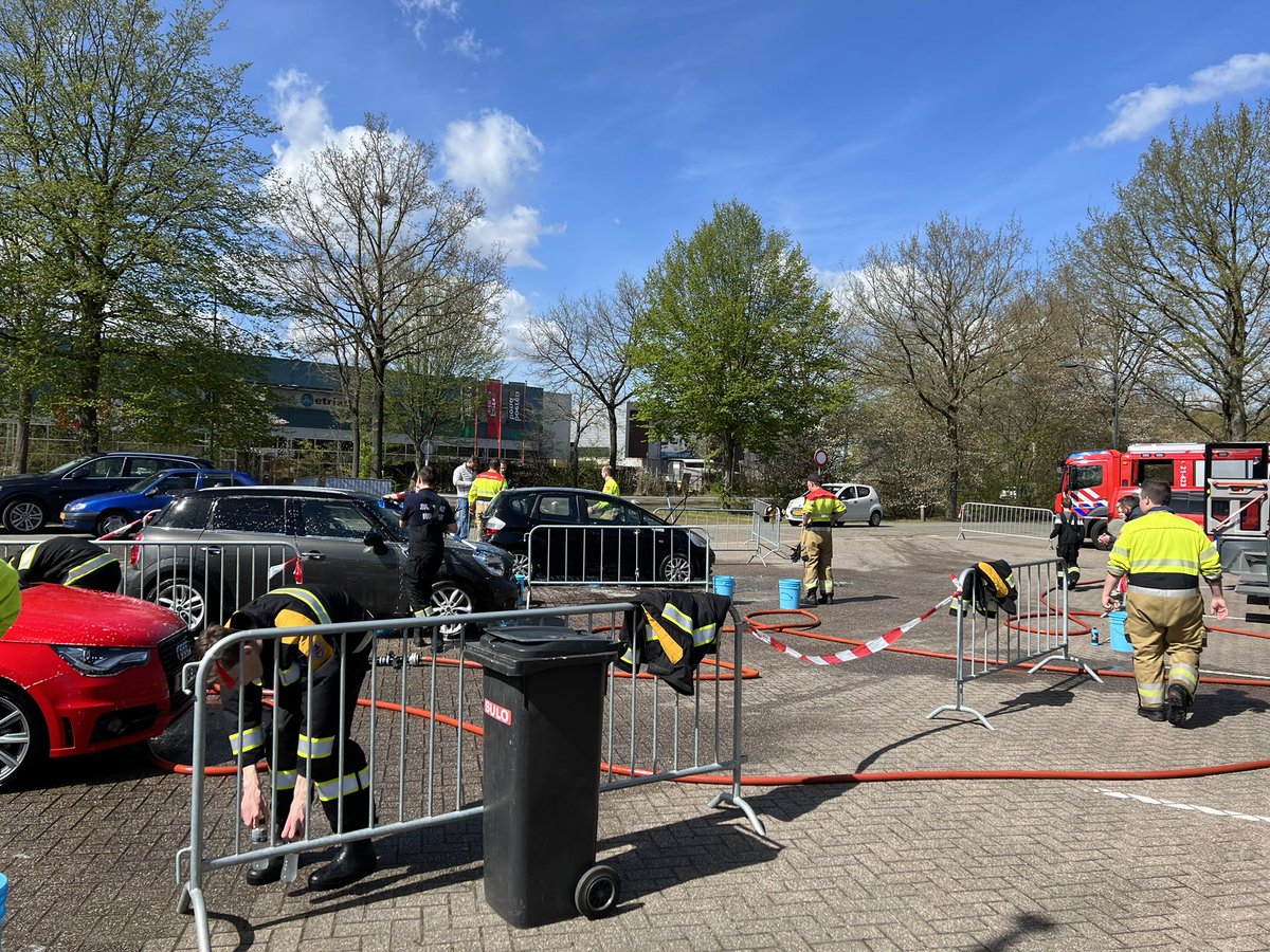 Trots op deze mannen en vrouwen van de (jeugd) brandweer post Vught, die de hele zondag van 10.00 tot 17.00 uur auto’s wassen voor de ellende in Ukraine. Gelukkig stond er een rij met auto’s en zit het weer mee. Geweldige actie! Dank!