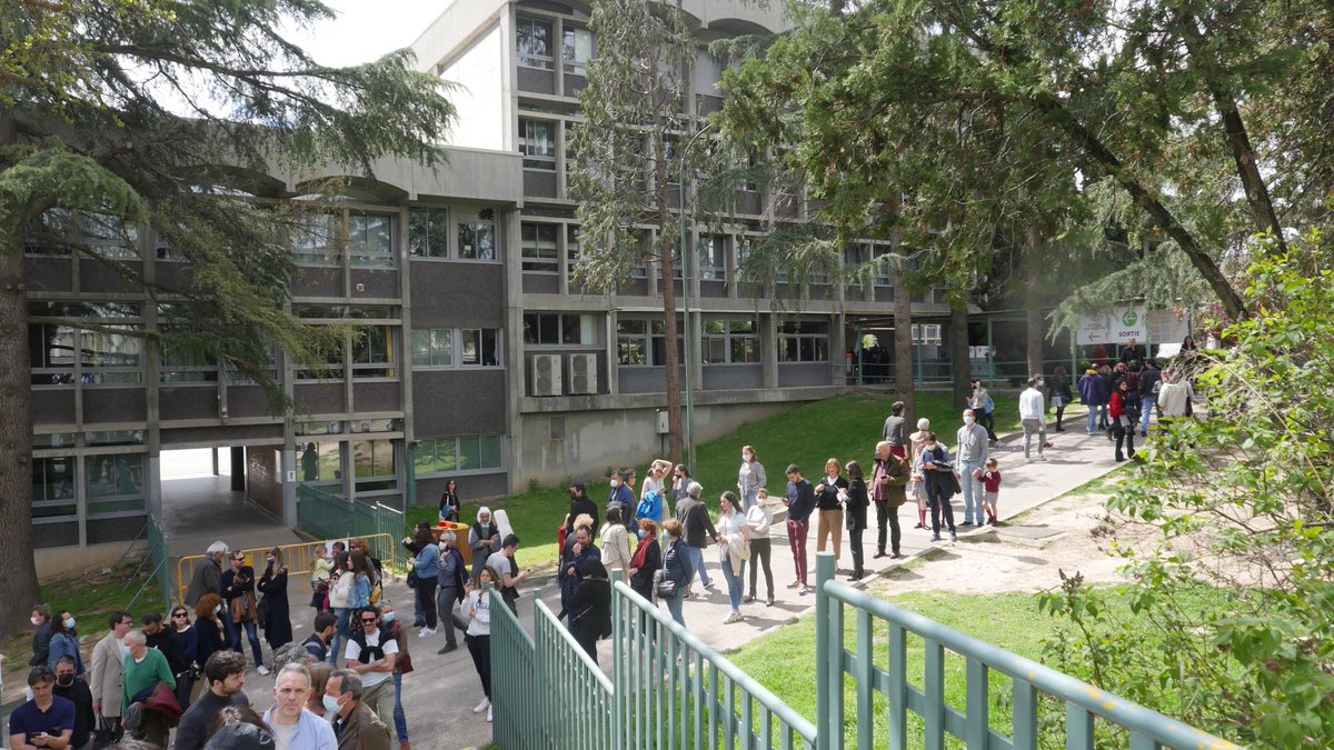 france_espagne's tweet photo. #Elections2022 

La communauté française vote au Lycée français de Madrid @LFM_MADRID. 

Les agents de l'ambassade et du consulat sont mobilisés. https://t.co/zfxeeZsIpC