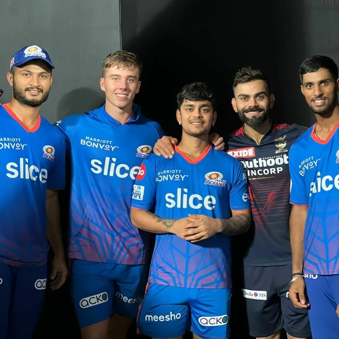 ImTanujSingh's tweet photo. Picture from Yesterday - Virat Kohli with Mumbai Indians' Youngsters. https://t.co/QsPh1res49