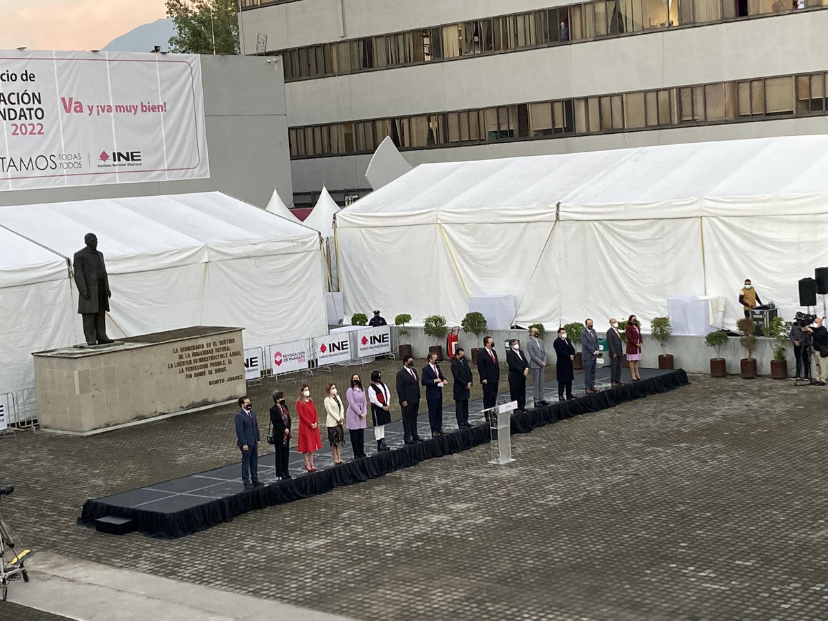 lorenzocordovav's tweet photo. Damos inicio a la jornada de #RevocacionDeMandato con la ceremonia cívica de honores a la bandera en el @INEMexico 
Que sea un buen día para nuestra democracia.
Participa. https://t.co/akU1EEWB1u