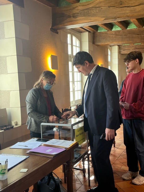 A voté !
Un grand MERCI aux citoyens volontaires, élus et agents de la ville des Ponts-de-Cé qui tiennent, jusqu'à 19h, nos 11 bureaux de vote pour permettre aux 9 350 électrices et électeurs de la ville de voter aujourd'hui.

#presidentielles2022 <a href="/villepontsdece/">Ville Ponts-de-Cé</a>