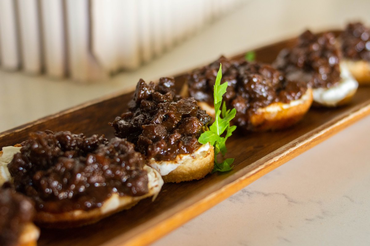 CampDavidRD's tweet photo. Otro de los favoritos que no debes dejar de disfrutar ~CHURRASCO CROSTINI~ Con glaseado de tamarindo y teriyaki, mousse de queso de cabra, trufa y rúcula.
#CampDavidRD #Restaurante     #MiExperienciaCampDavid #CiudadCorazón https://t.co/Vi8bfF8dCL