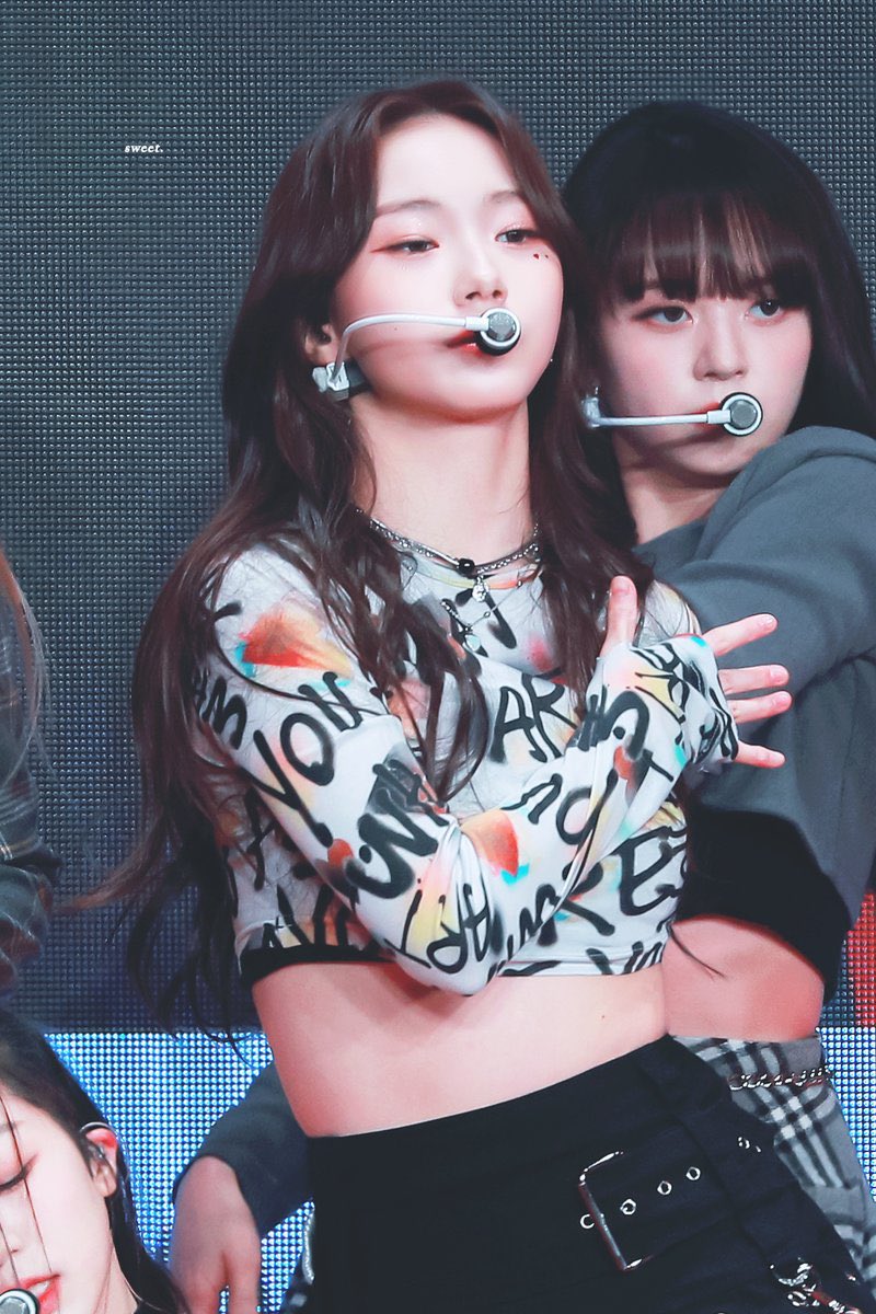 seoyoungeunpics's tweet photo. she was born to be on the stage. https://t.co/NkzmV5zjqE