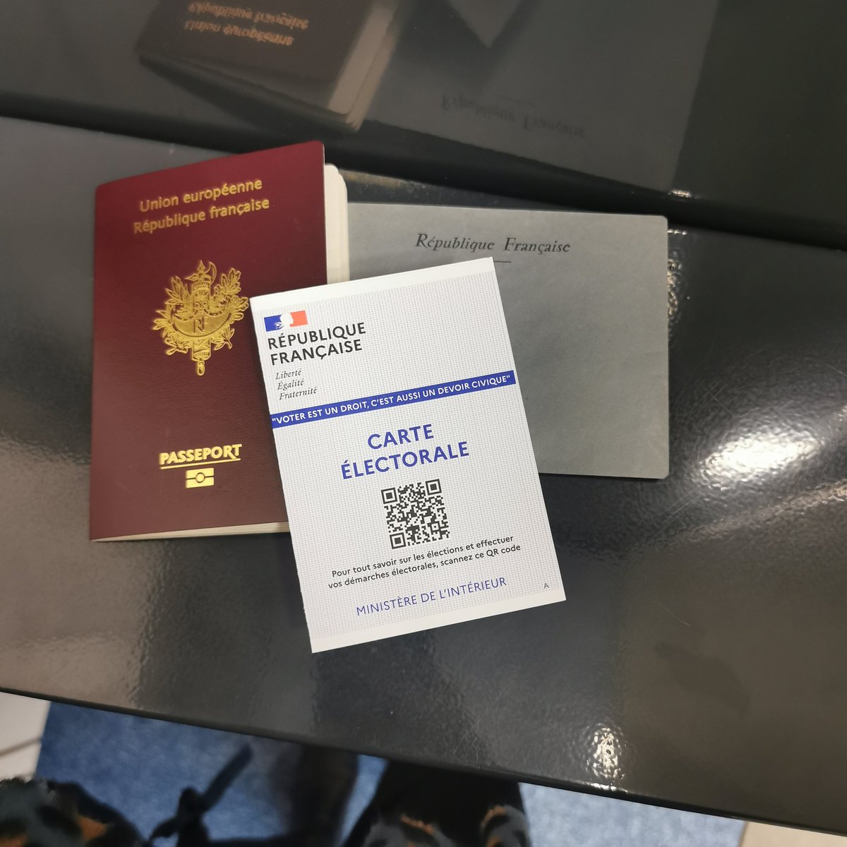 Aysha712's tweet photo. A voté ! 🇫🇷🇪🇺
Choix de cœur ou de raison... ❤️🧠♟️en tout cas c'est chose faite ! ☑️
 #AVOTÉ #electionspresidentielles2022 https://t.co/gdReBnUw1V