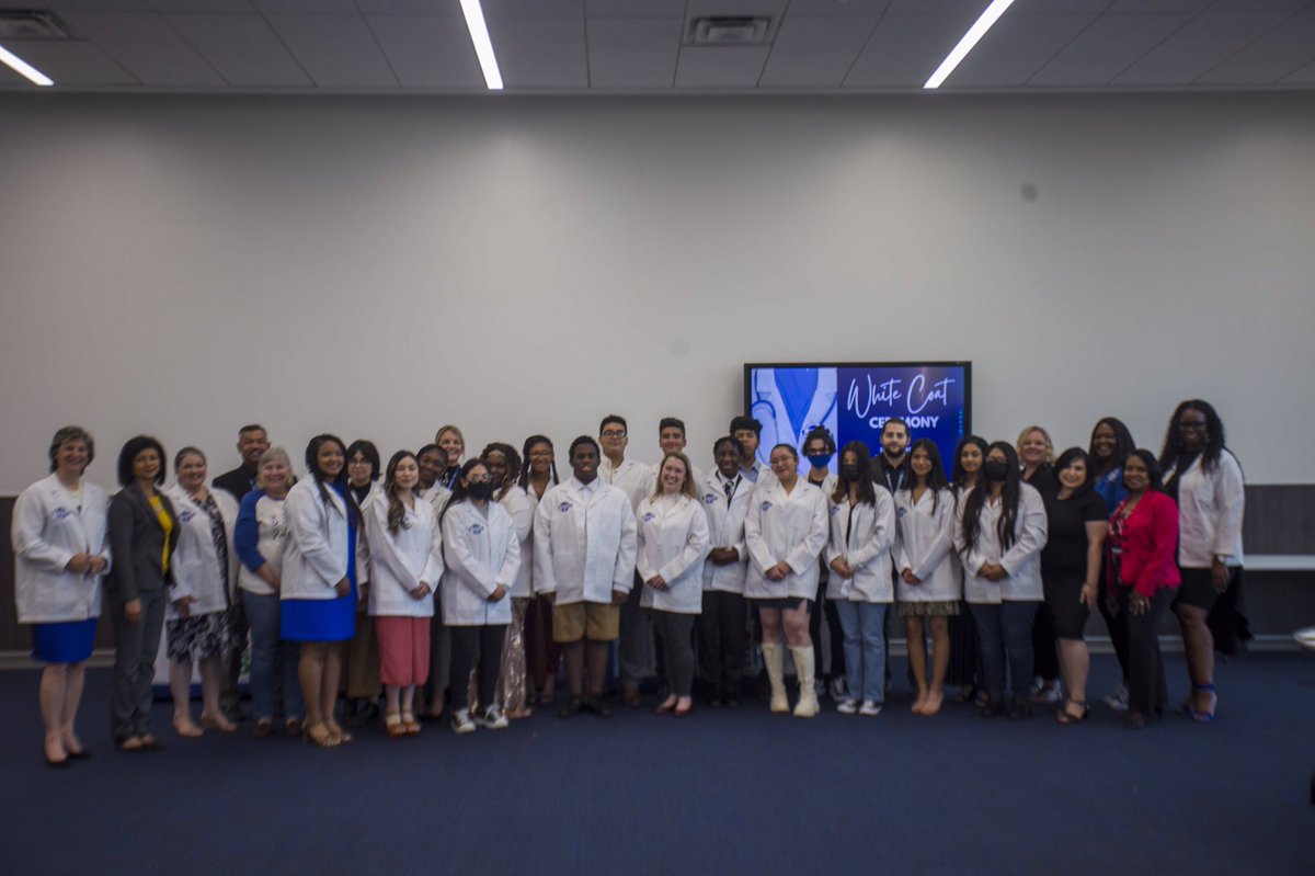 My picture of the week😁🙌 ...let’s call it “good things happen for Ss when a lot of good educators are involved”. 😁🙌🙌💙 @SheldonSTEM @KHSTSTEM @mousermed @mssamyka @KHSPanthers @MsAllenSTEM @SheldonISD #WhiteCoatCeremony2022 #BioMed @MsSifuentes @LaurenWardEdu