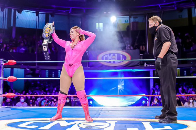 ¡@PrincesaSugehit refrendó su cetro del Campeonato Mundial Femenil del #CMLL en la #ArenaColiseo!

La regia superó a la retadora #ReynaIsis con una variante de la de a caballo!

Foto: CMLL

#VueloDeportivo #PancracioNacional #LuchaLibre #Luchas #AmazonasDelRing #SábadosDeColiseo