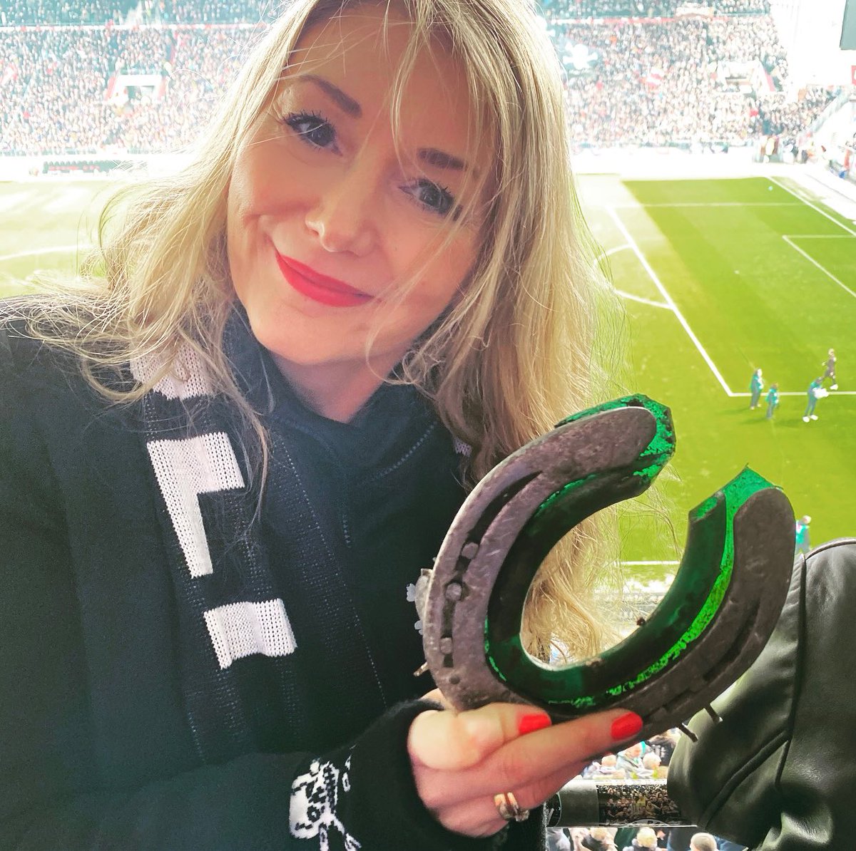 Cinderella hat ihren Schuh verloren!
Wenn man direkt vor dem Millerntor-Stadion vor dem Pauli : Bremen Spiel ein Hufeisen von einem Pferd der Polizeistaffel findet 🥰 #Luckygirl 🍀 

Danke Rike Schulz für das Foto ❤️

<a href="/fcstpauli/">FC St. Pauli</a> #separee31 #FrankOtto <a href="/SandraQuadflieg/">Sandra Quadflieg</a>