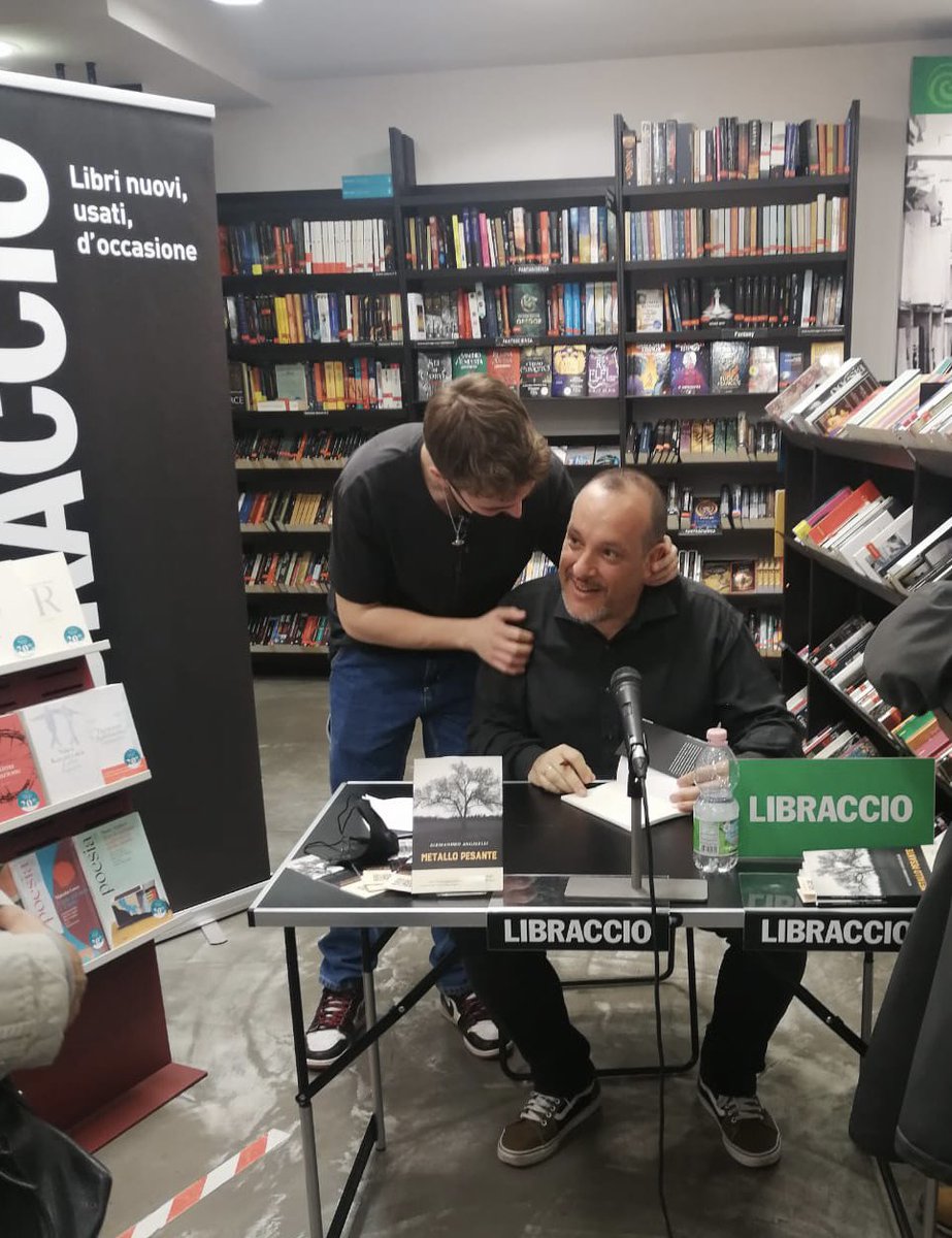 AleAngelelli's tweet photo. C’è qualcosa di impagabile nel condividere i momenti belli della vita con chi si ama. #mylove #mybook #metallopesante #libraccio #poesia #poesie #poetrycommunity #poetrylovers https://t.co/H1zbEiSMK0
