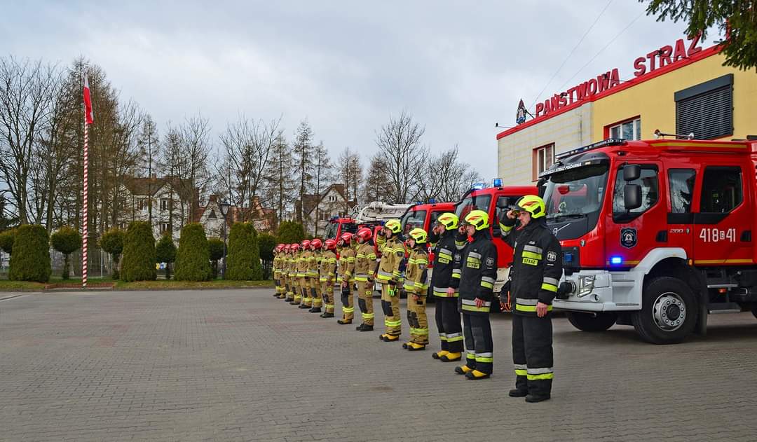 KP_PSP_Chojnice's tweet photo. Strażacy PSP i OSP Chojnice o godzinie 8:41 upamiętnili ofiary katastrofy pod Smoleńskiem.

#JRGChojnice
#OSPChojnice https://t.co/JgyiCmiWid