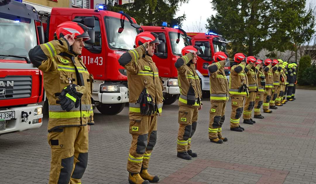 KP_PSP_Chojnice's tweet photo. Strażacy PSP i OSP Chojnice o godzinie 8:41 upamiętnili ofiary katastrofy pod Smoleńskiem.

#JRGChojnice
#OSPChojnice https://t.co/JgyiCmiWid