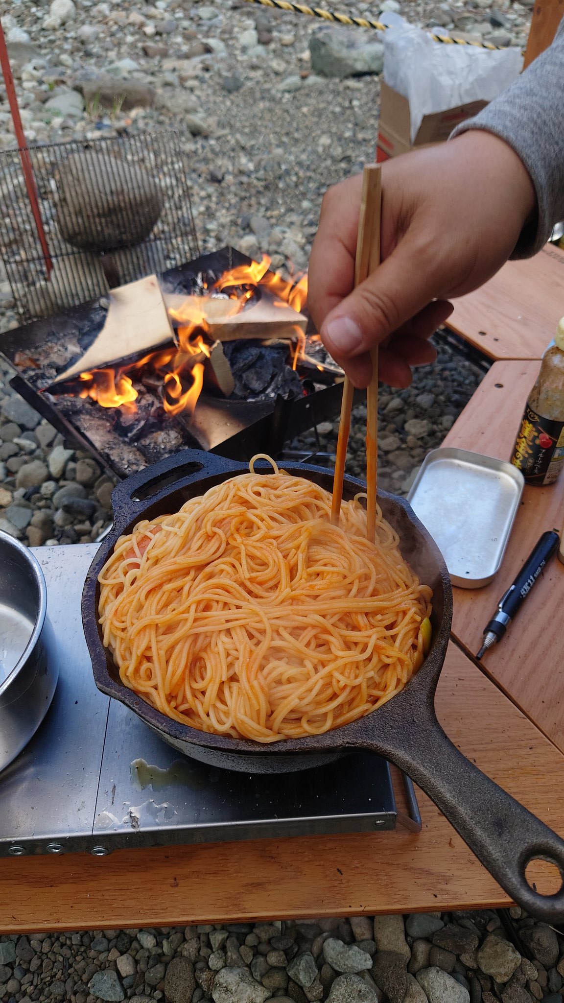 きまぐれキャンパーゆうた 友人が ナポリタン を作るっていうので覗いてみたら麺の量多すぎてオイラが切ったウインナーや玉ねぎが見えなかった キャンプ キャンプ飯 スパゲッティ パスタ スキレット 土村キャンプ場 土村キャンプ適地 相互