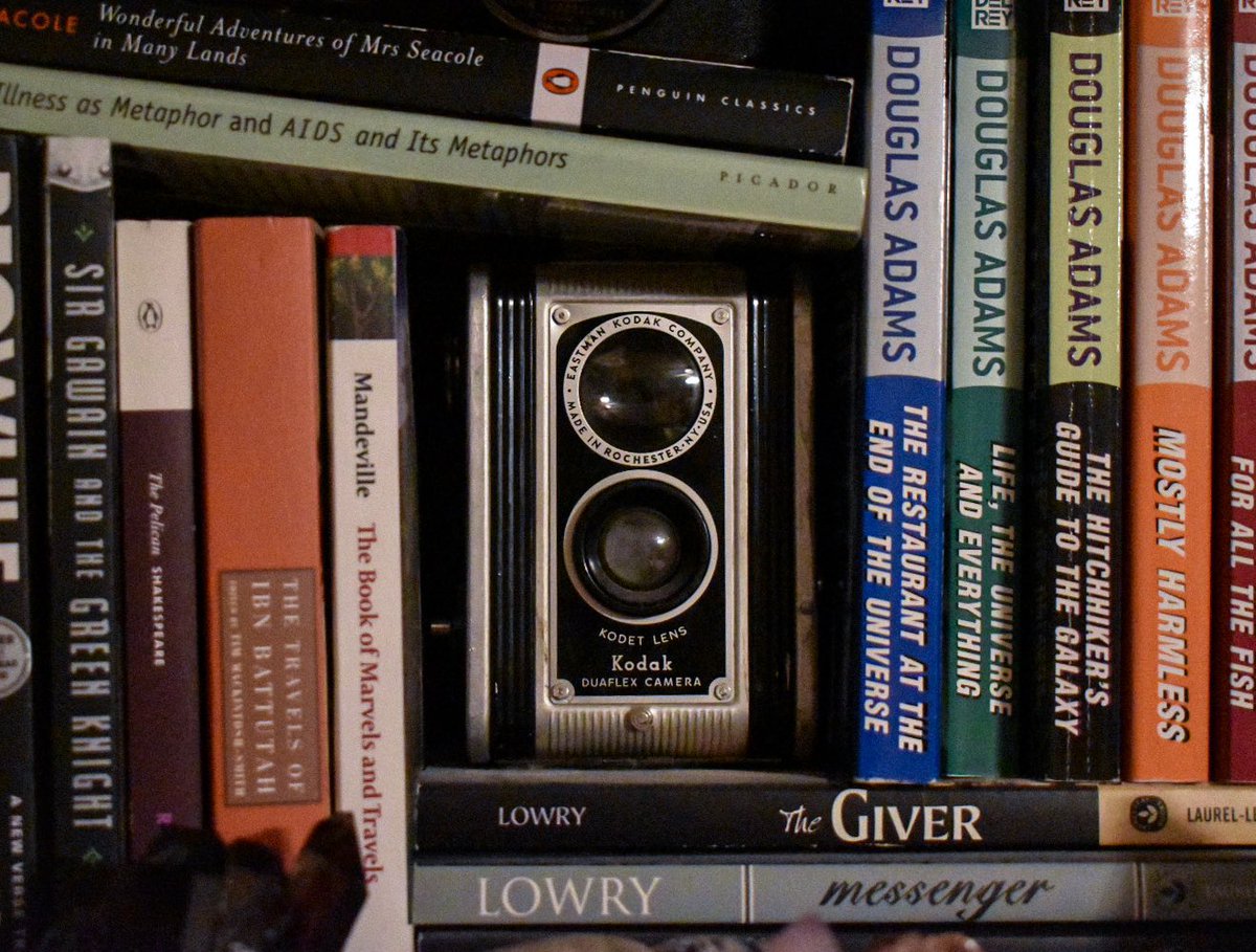 HWFilmPhotos's tweet photo. These pictures remind me of those old “I Spy” books that I used to check out from the library as a kid😅 #ispy #maximalist #kodak #browniecamera #filmphotography https://t.co/kzBt8JddAn