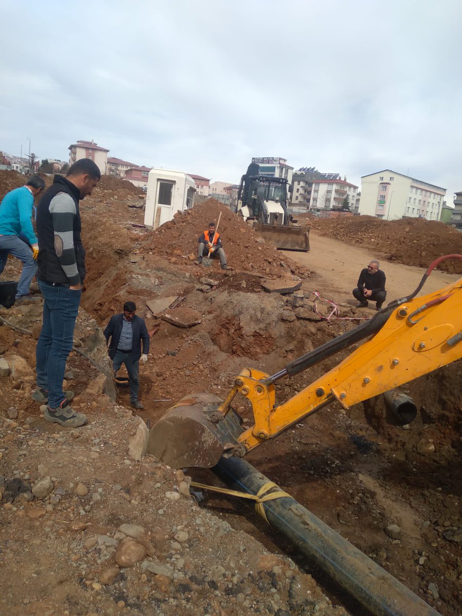 ✅ Kültür Kavşağında yapımı devam eden TOKİ alanında ki deplase çalışması tamamlanmış olup suyun şebeke hattına akışı sağlanmıştır.
Sabır ve anlayışınız için teşekkür ederiz.