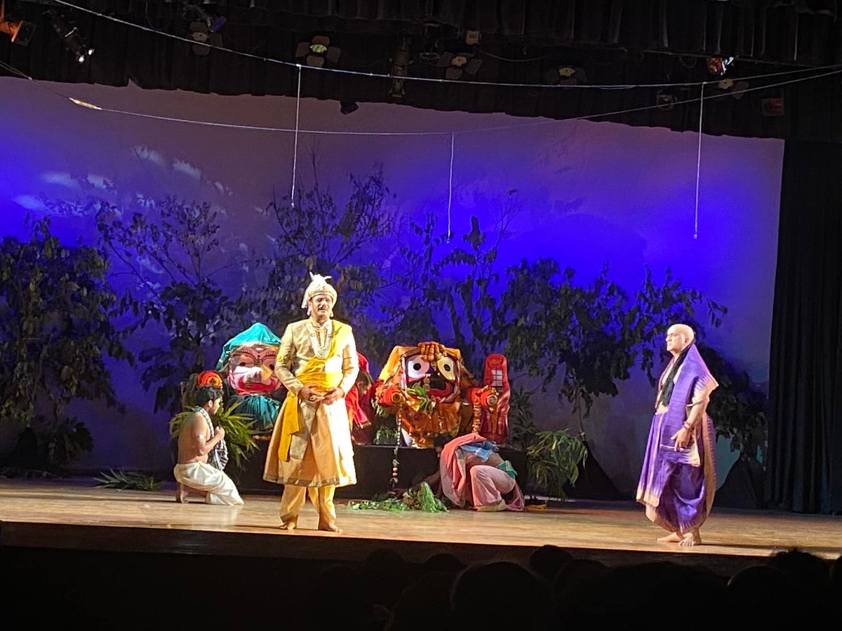 prachitara9's tweet photo. It was a treat watching #AheNilaSaila brilliant script, amazing stage management, power pack performances @tanaya_p  kuddos to the entire team #Odisha #theatre #jagannath @sambad_odisha https://t.co/nuB3OwTqlZ