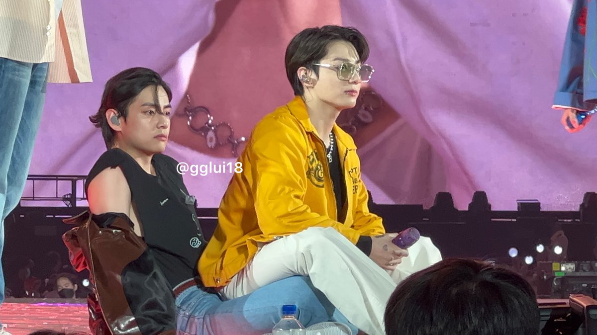 gglui18's tweet photo. Just another normal day?!????

#taekook #PTD_ON_STAGE_LV_DAY2 #PTD_ON_STAGE_LV https://t.co/n0dMsGzJzA
