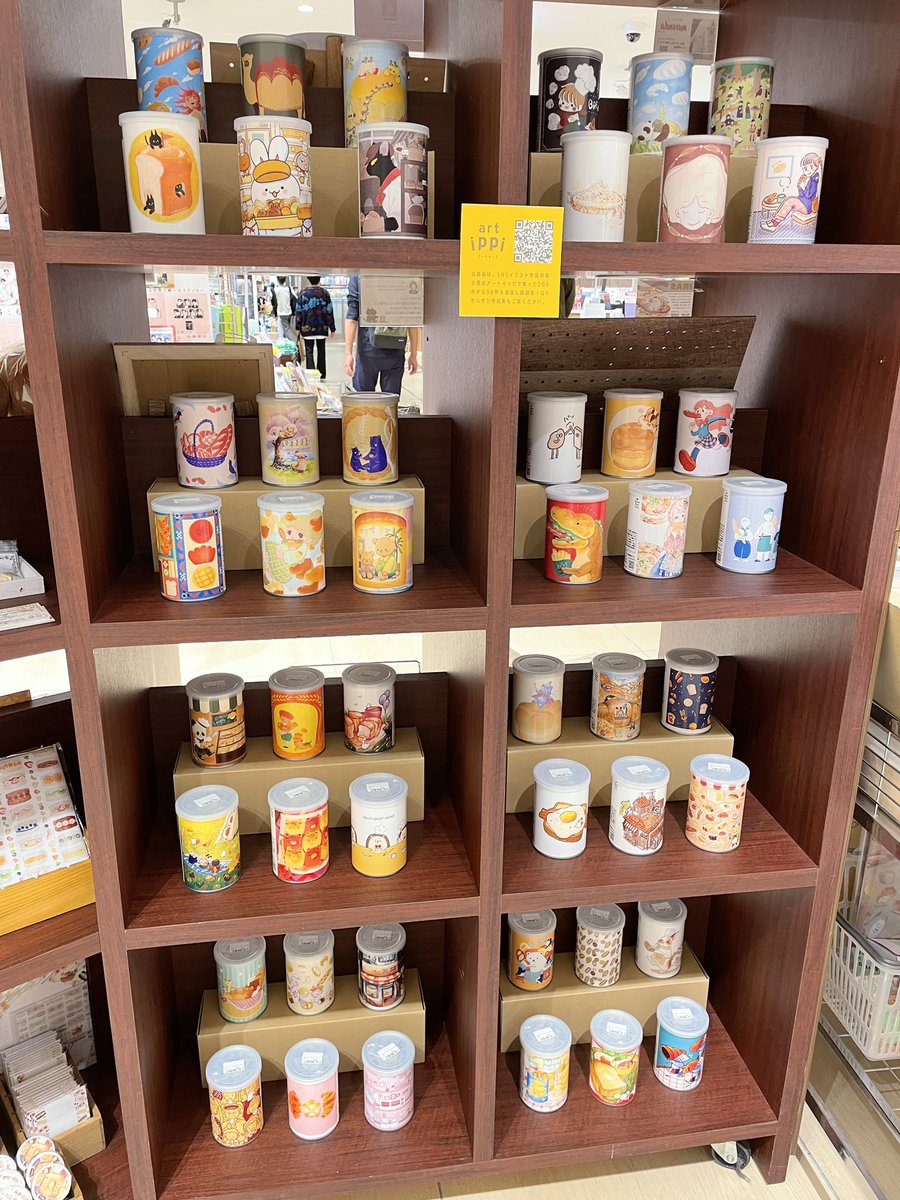 sogen_gallery's tweet photo. 🍞#art_ippi 3/1一斉投稿【パン】テーマ作品
選出投稿作品を、災害備蓄保存用パン缶"#save_pan"のパッケージに印刷!
ついに!展示しましたー!
名古屋駅直結のタカシマヤゲートタワーモール8F三省堂書店にて、5/7(土)まで各1缶限定で販売! https://t.co/rDwIODnbuG