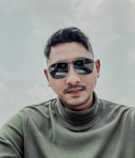 Wdyanovelia's tweet photo. @AlDeposesif Cuma Aldebaran Alfahri walau cuma pake kacamata item diatas mobil ford gagah bener tapi kalau lewat auranya wangi Bank Indonesia https://t.co/pfeC65hCUw
