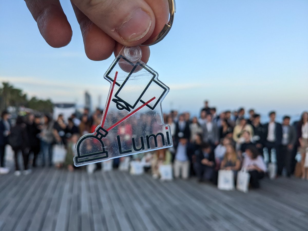 Lumi_Space's tweet photo. Wouldn't be complete without a massive group photo by the beach https://t.co/nOMZm6t252