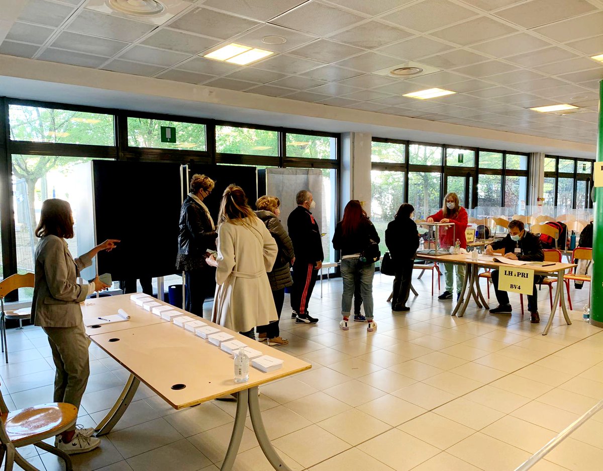 FranceenItalie's tweet photo. Une magnifique journée pour voter !
Nos 22 bureaux de vote en 🇮🇹 vous attendent nombreux !
Ici 📷 à #Rome #Milan et #Perouse.
@FR_Consulaire
#electionpresidentielle2022 https://t.co/muwa9eN9tl