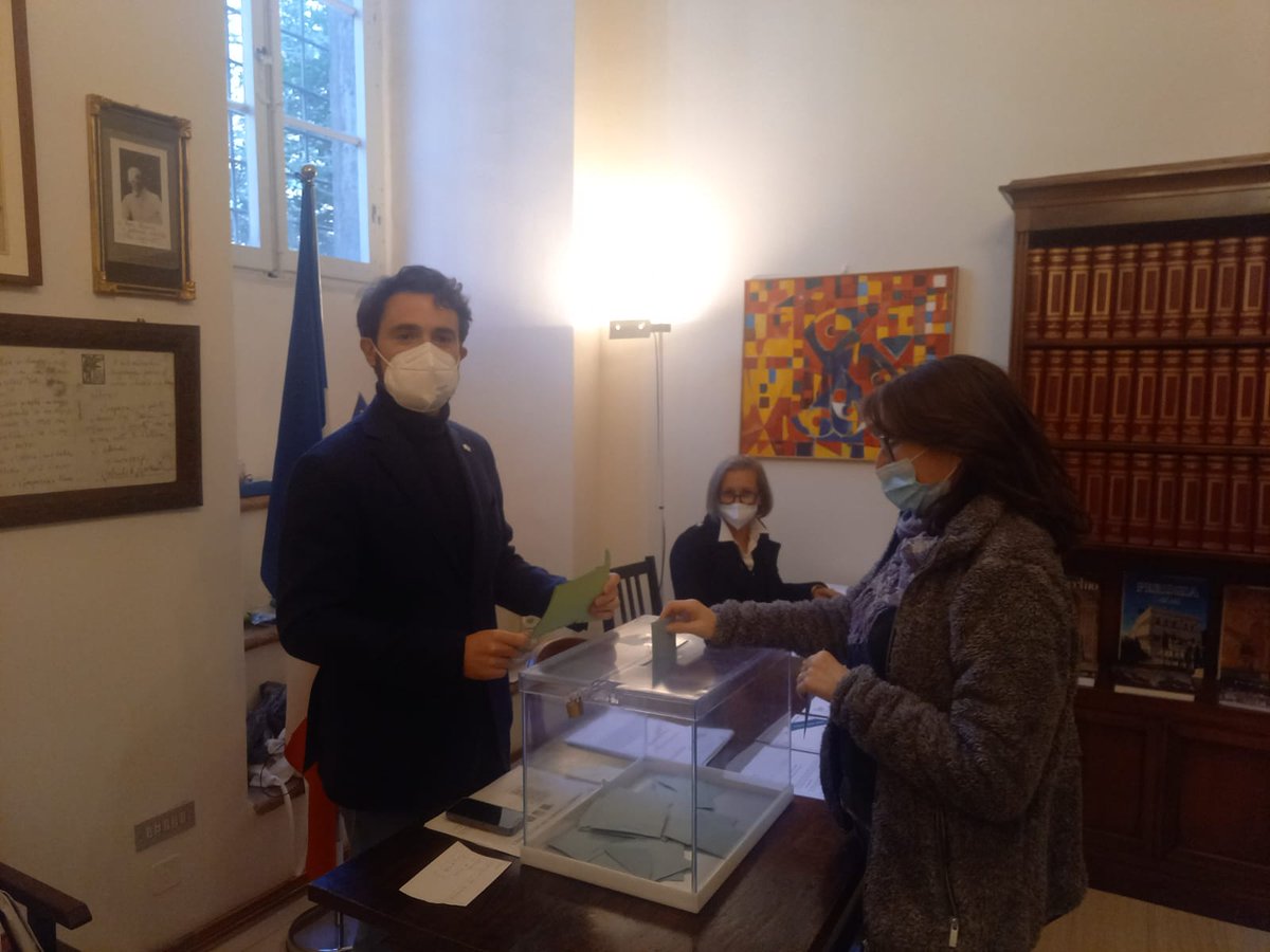 FranceenItalie's tweet photo. Une magnifique journée pour voter !
Nos 22 bureaux de vote en 🇮🇹 vous attendent nombreux !
Ici 📷 à #Rome #Milan et #Perouse.
@FR_Consulaire
#electionpresidentielle2022 https://t.co/muwa9eN9tl