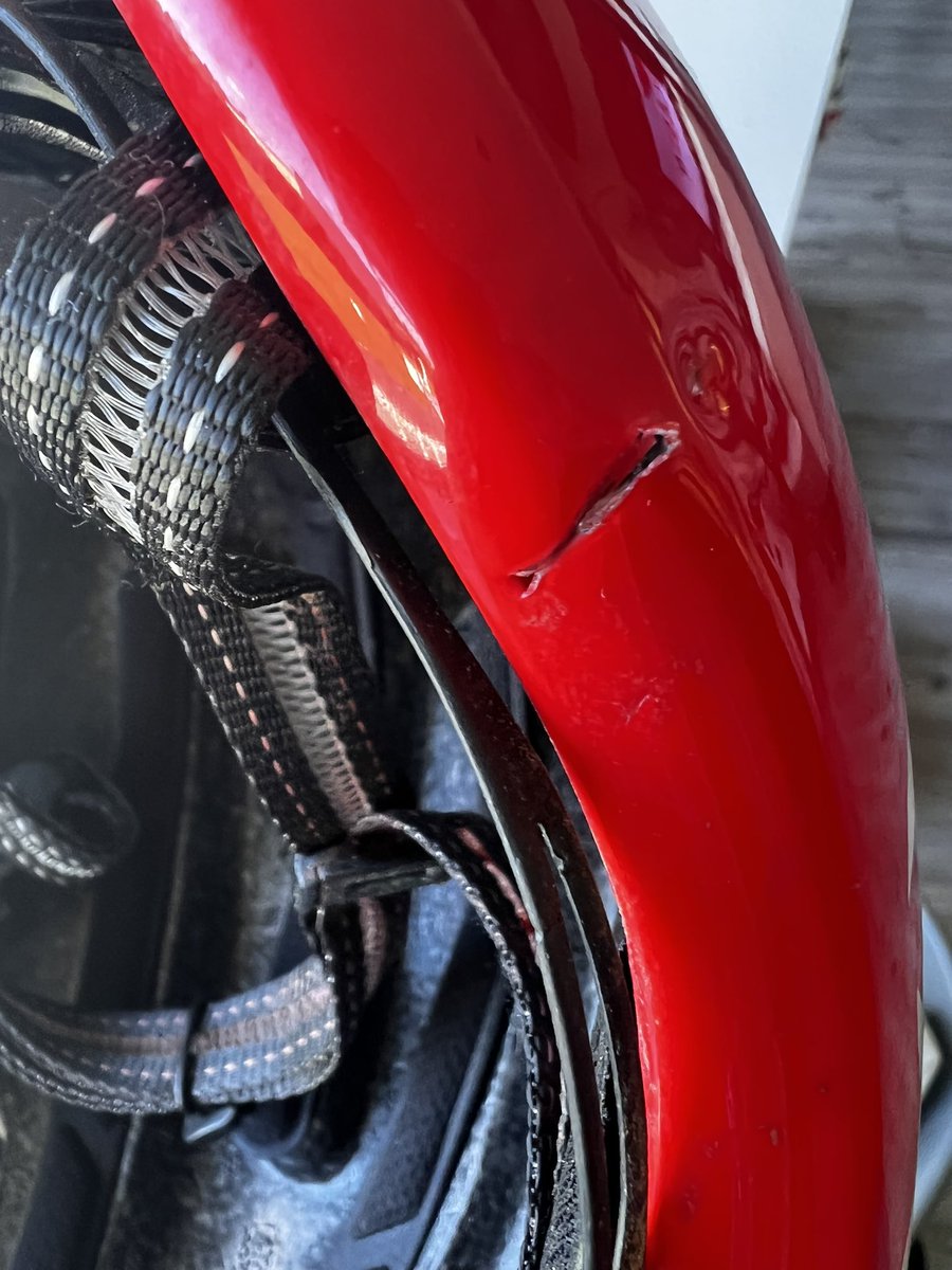 À quand des caches pour les disques <a href="/UCI_cycling/">UCI</a> Ça m’aurait évité 35 points de suture à l’oreille ?