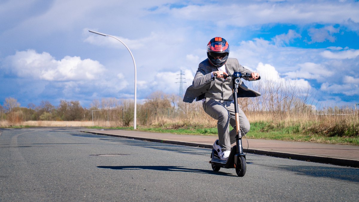 mpoxDE's tweet photo. Ich und ein E-Scooter! Ob das mit 195cm Körpergröße und knapp 100kg funktioniert? Im ausführlichen Testvideo berichte ich von meinen Erfahrungen und teste den E-Roller mit Straßenzulassung ausführlich, viel Spaß: https://t.co/pSQTfbQqI7 https://t.co/Z91xD1Zzn4
