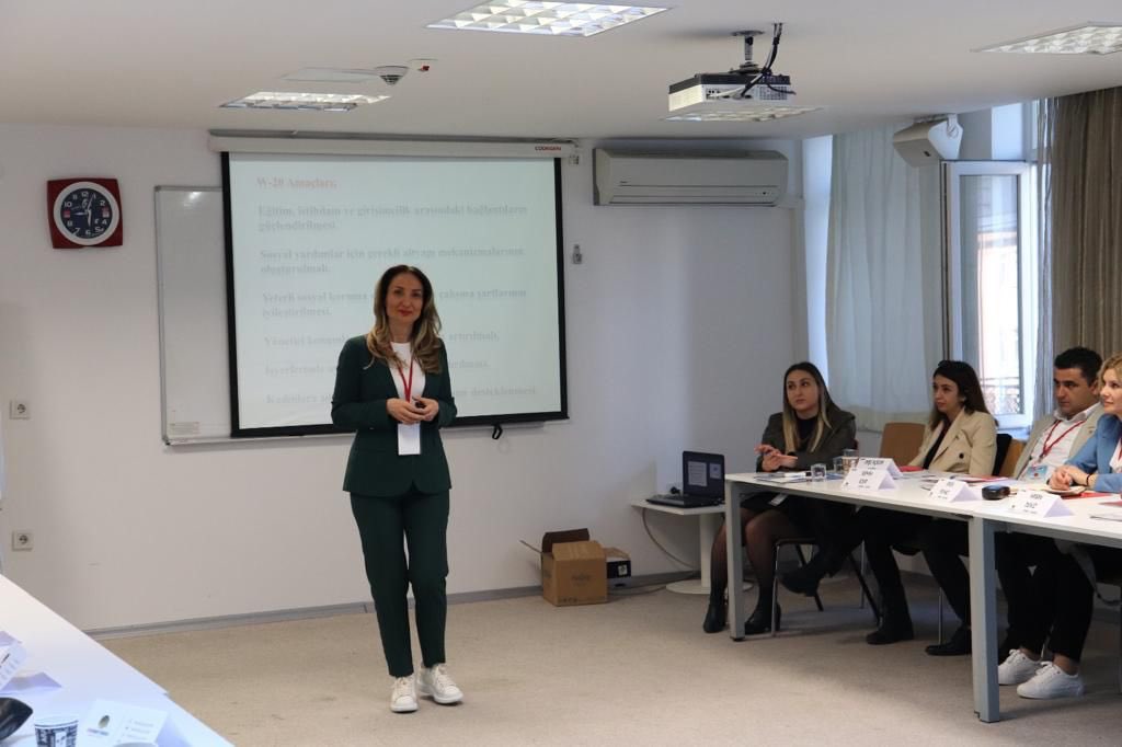 Parti Okulumuz tarafından düzenlenen “Sosyal Demokrat İdeoloji” eğitim programında ‘Toplumsal Cinsiyet Eşitliği’ konusunda eğitim verdim. Ben de eğitimine katılan partililerimizden yeni şeyler öğrendim, her birine başarılar diliyorum.