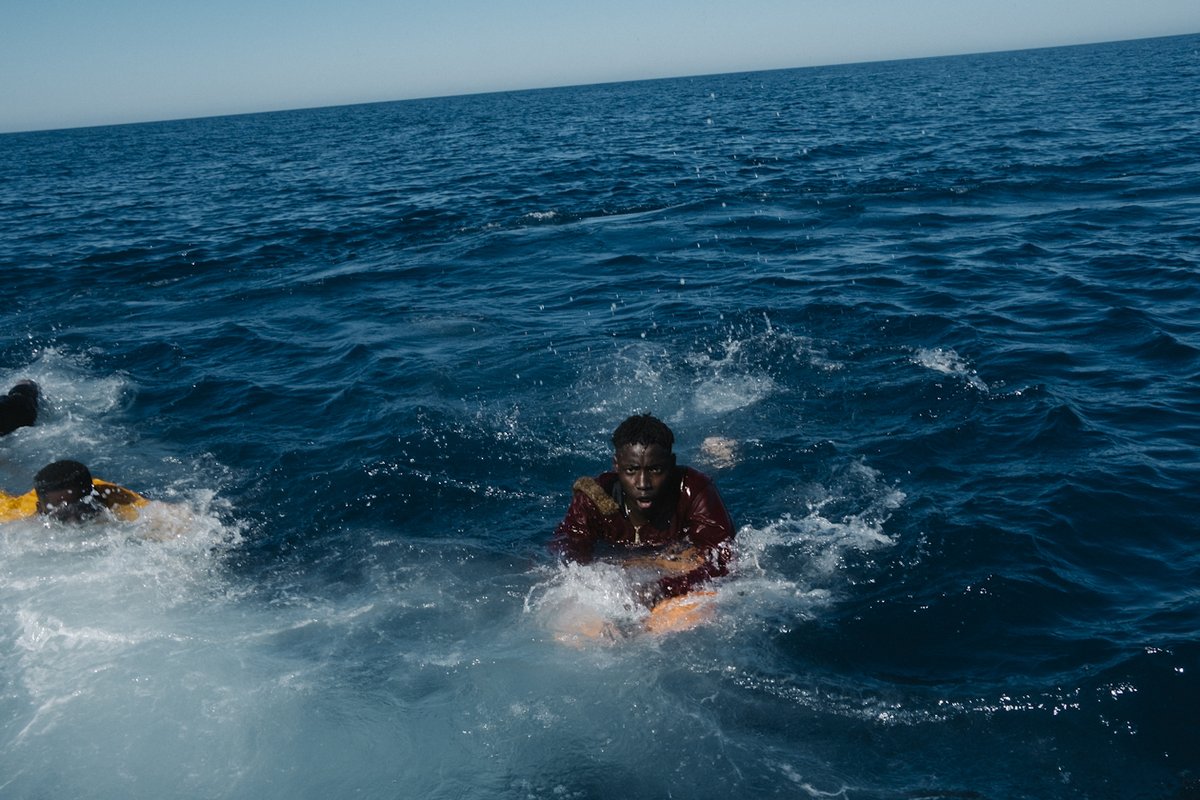 SeaWatchItaly's tweet photo. 🔴 5 soccorsi in 24 ore. 

Ieri l'equipaggio di #SeaWatch3 è stato testimone di una tragedia nel Mediterraneo centrale.

Dopo aver ricevuto un Mayday, siamo arrivati in sulla scena di un naufragio, un gommone stava affondando e decine di persone erano in acqua. (1/4) https://t.co/KZguookjsZ