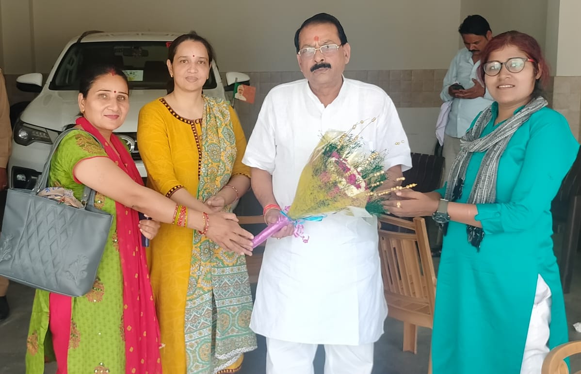 महिला शिक्षक संघ हाथरस ने माननीय श्री बीरेंद्र सिंह राणा जी विधायक सिकंदरा राऊ से मुलाकात कर दोबारा विधायक चुने जाने पर बधाई दी।