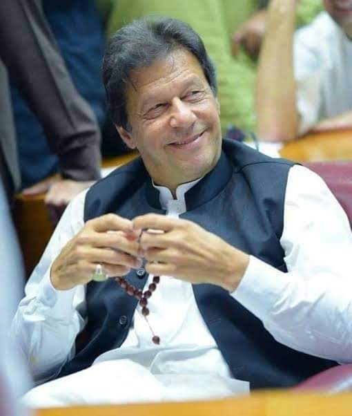 یہ سارے پارسا چہرے تیری تسبیح کے دانے ہیں

نَظر سے گِرتے رہتے ہیں ___ عِبادت ہوتی رہتی ہے#