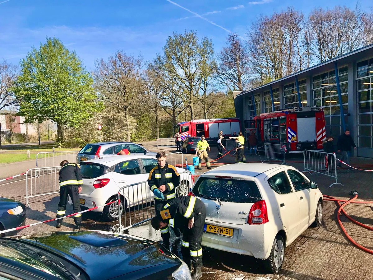 Laat vandaag je auto wassen voor €5,-.🚘💦 Alle opbrengsten gaan naar de hulp aan Oekraïne. We zijn tot 16.00 uur geopend! Tot zo! 🚒🔥
#carwash #brandweer #vught <a href="/brandweerBN/">Brandweer Brabant-Noord</a> <a href="/Vught/">Gemeente Vught</a>