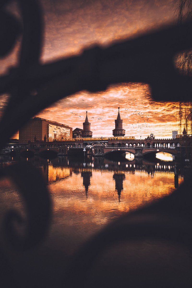 Probably the most beautiful sunrise I ever got to capture in Berlin. Back home now and editing all the Edinburgh shots. Can't wait to share some more with you 🙌 Gm everyone!