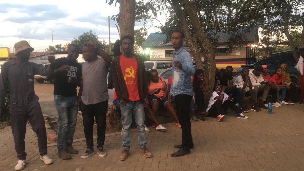 AngazaNoth's tweet photo. Members from @TKJIC1 and @KayoleCJC standing in solidarity with the ( #FreeKasarani4)  comrades who were brutally and unlawfully arrested during the #lowerfoodprices #NjaaRevolution peaceful protests at Kasarani yesterday. We demand for their immediate release. People power 👊🏿💪🏾. https://t.co/1p9iPqo96o