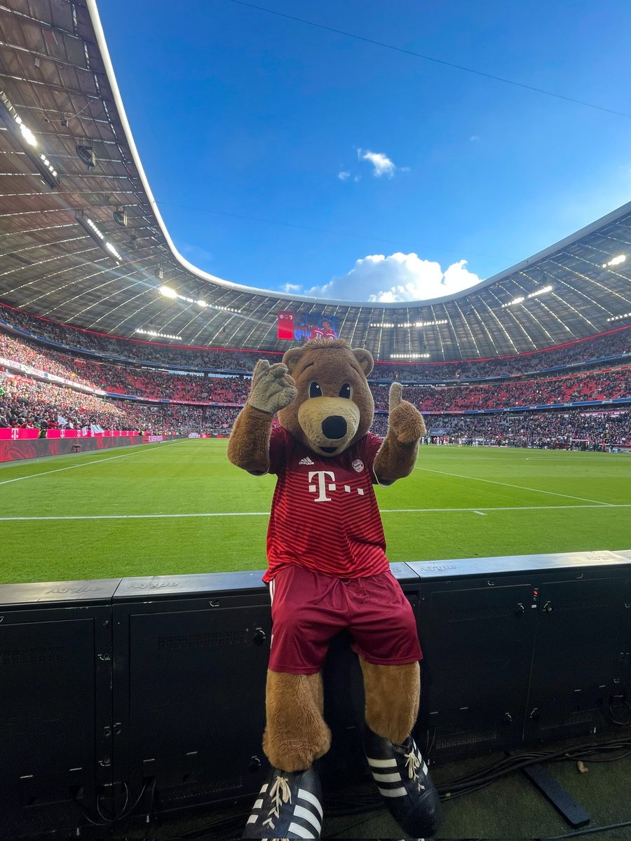FCBerni12's tweet photo. 3️⃣ Punkte vor 75.000 Fans! 💪

Weitere 📸 vom gestrigen 𝐇𝐞𝐢𝐦𝐬𝐢𝐞𝐠 gibt's hier! 👇

https://t.co/fZY1G0ka9F

#FCBFCA #MiaSanMia #FCBayern https://t.co/FAiA3TqLpd