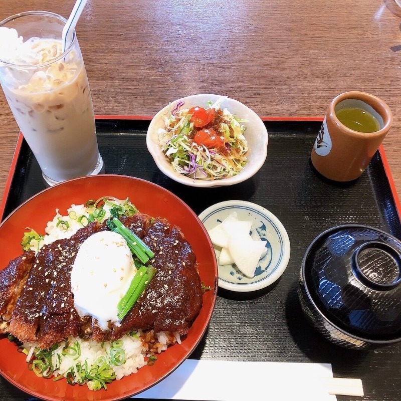 DAMONDE_WEBEE's tweet photo. ▼ ブログ更新
【#田原市】 #味噌カツ丼 で有名な喫茶店「ピア」に行ってきました!
#どんぶり街道 の加盟店。
とろとろ味噌カツ丼を食べてきました🍚
特製の味噌ダレとトンカツ、ご飯の相性が最高🤤🧡
↓味噌カツ丼の食レポや「ピア」の店舗情報は #だもんで をぜひご覧ください🍴
#WEBEE
