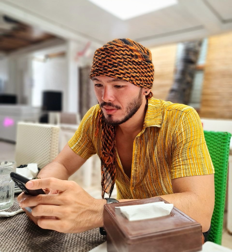 Eldridgeque's tweet photo. Me in my natural habitat. Glued to my phone and wearing bright colours. 

#takemebacktothebeach 

📷: @geloraule https://t.co/HEGMs7fpEL