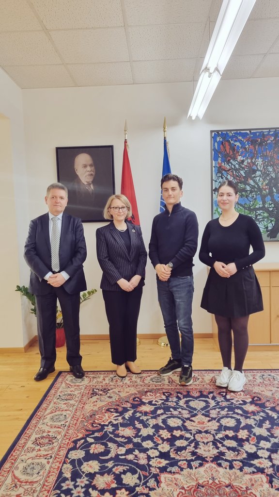 Such a pleasure to visit the @AlMissionUNGen and talk to ambassador @RavesaLleshi about the #ForumofMayors2022, #RFSD2022 & 🙋‍♀️🙋‍♂️ participation in diplomatic forums. Thank you, dear ambassador for the inspiring conversation and the pieces of wisdom you shared with us!
@diogjeni