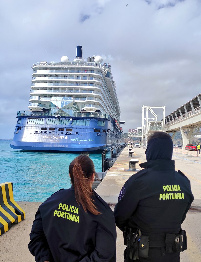 Gerardoarcon's tweet photo. ... Y como siempre, aquí estamos para ayudar y proteger.
#sentelport
#portdeeivissa
@PortsdeBalears
@puertosestado
#PolíciaPortuaria
#portpolice https://t.co/fIXuu0eYM9