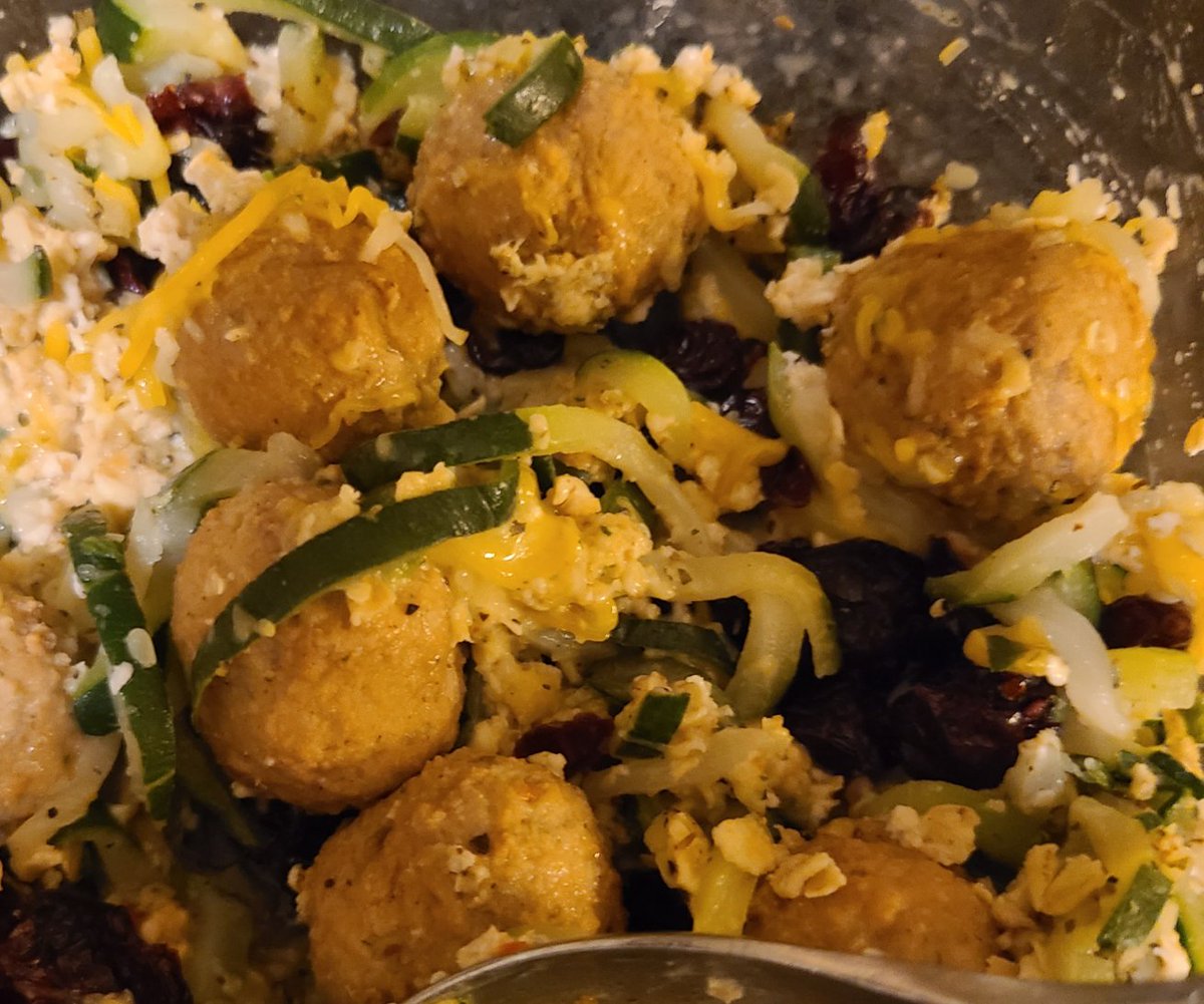 DavidCHelms1's tweet photo. #BigDataMining #MyMDPI_DIET 
#HealthyFood 
Researched - alt to #Pasta meal.

#Meatballs 
#Zucchini steamed ( alt to pasta)
Seasoning-
(done per health needs)
#CoblyJackCheese
#OliveOil
#Cranberries 

Delicious 😋 https://t.co/6h2KawqjPM