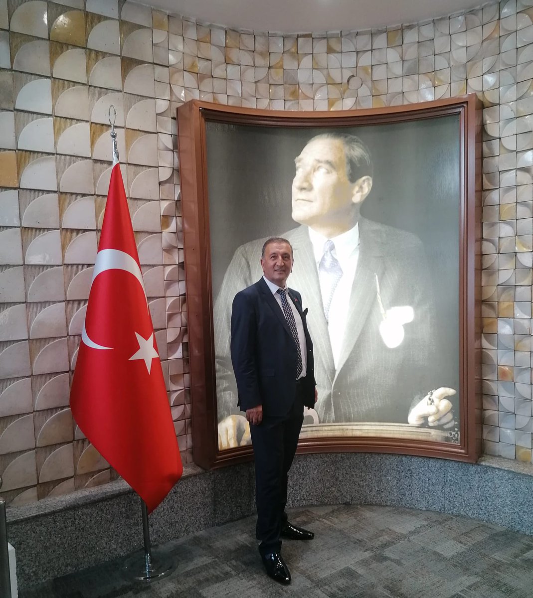 Polis Teşkilatımızın değerli mensupları; çalışma koşullarınızın düzeltildiği, liyakate göre atamaların gerçekleştiği, özlük haklarınızın iyileştirildiği, huzur ve mutluluk içinde görevinizi icra edeceğiniz ve ailenize de zaman ayıracağınız güzel günler çok yakındır.Allah korusun