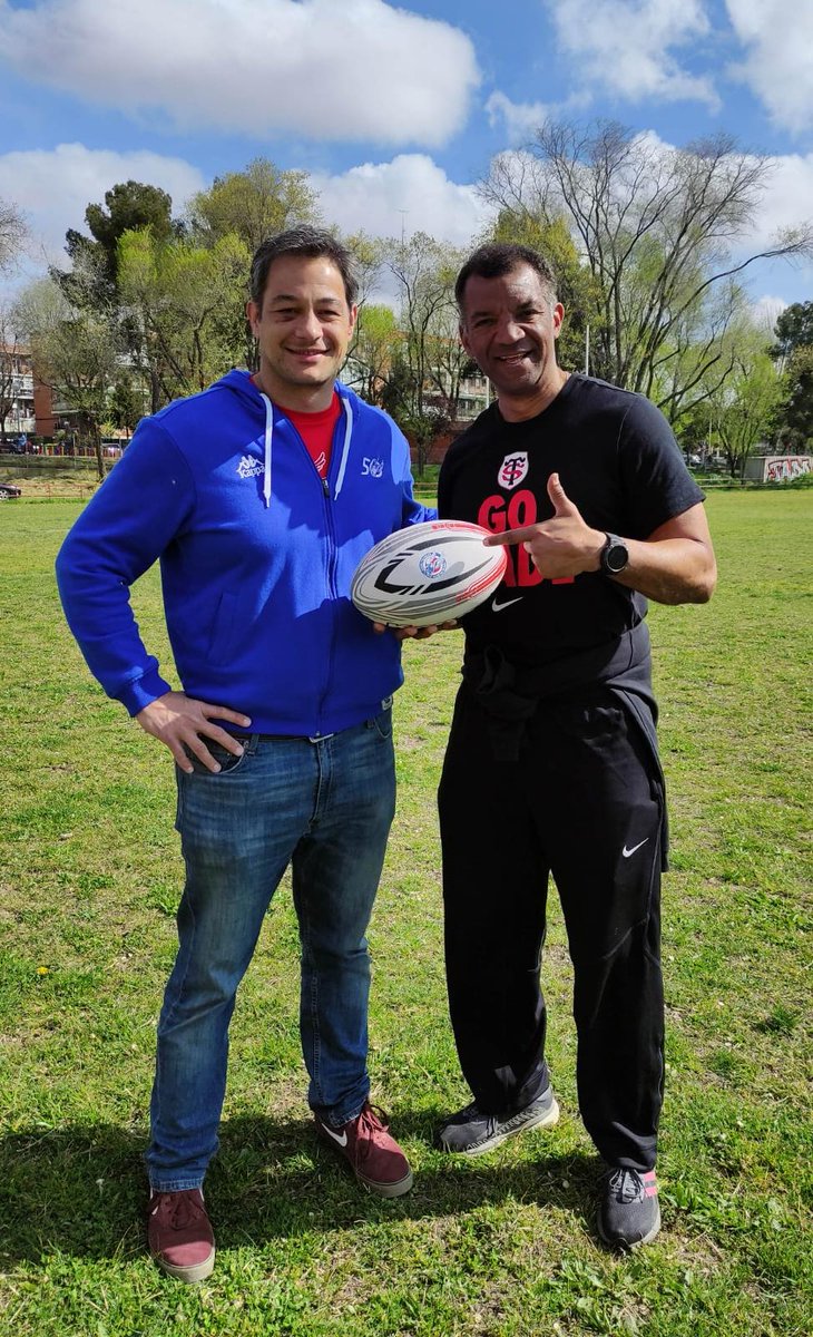 CRLiceoFrances's tweet photo. 🤔¿Próximo fichaje?🤔

➡️Nuestro vicepresidente @AlejandroTosta2 representando al club con @EmileNtamack en el campus del @StadeToulousain celebrado en Madrid junto a @RugbyMadrid

 #AllezLycée https://t.co/mtpJzeUgub