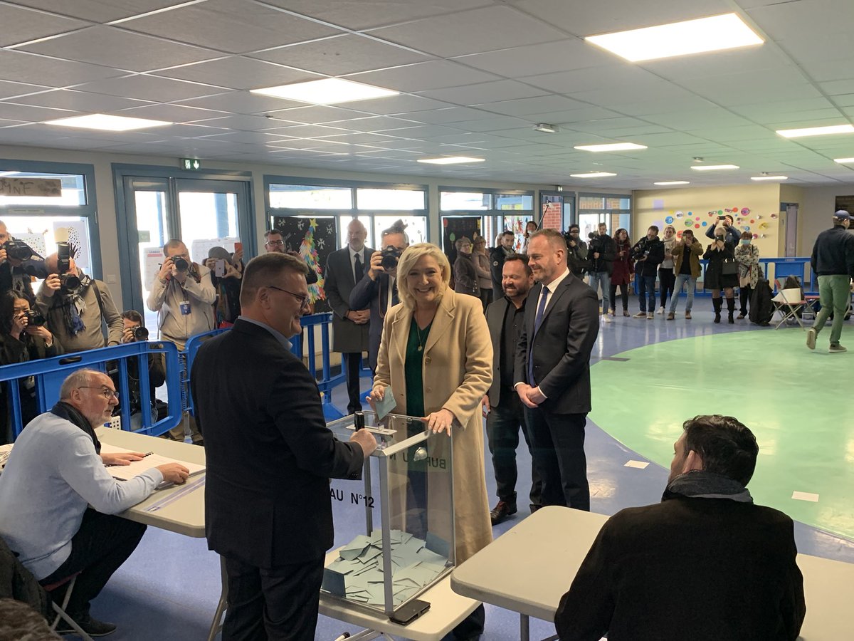 #RTLFlashActu Marine Le Pen vient de voter au bureau de vote numéro 12, ici à Hénin-Beaumont.