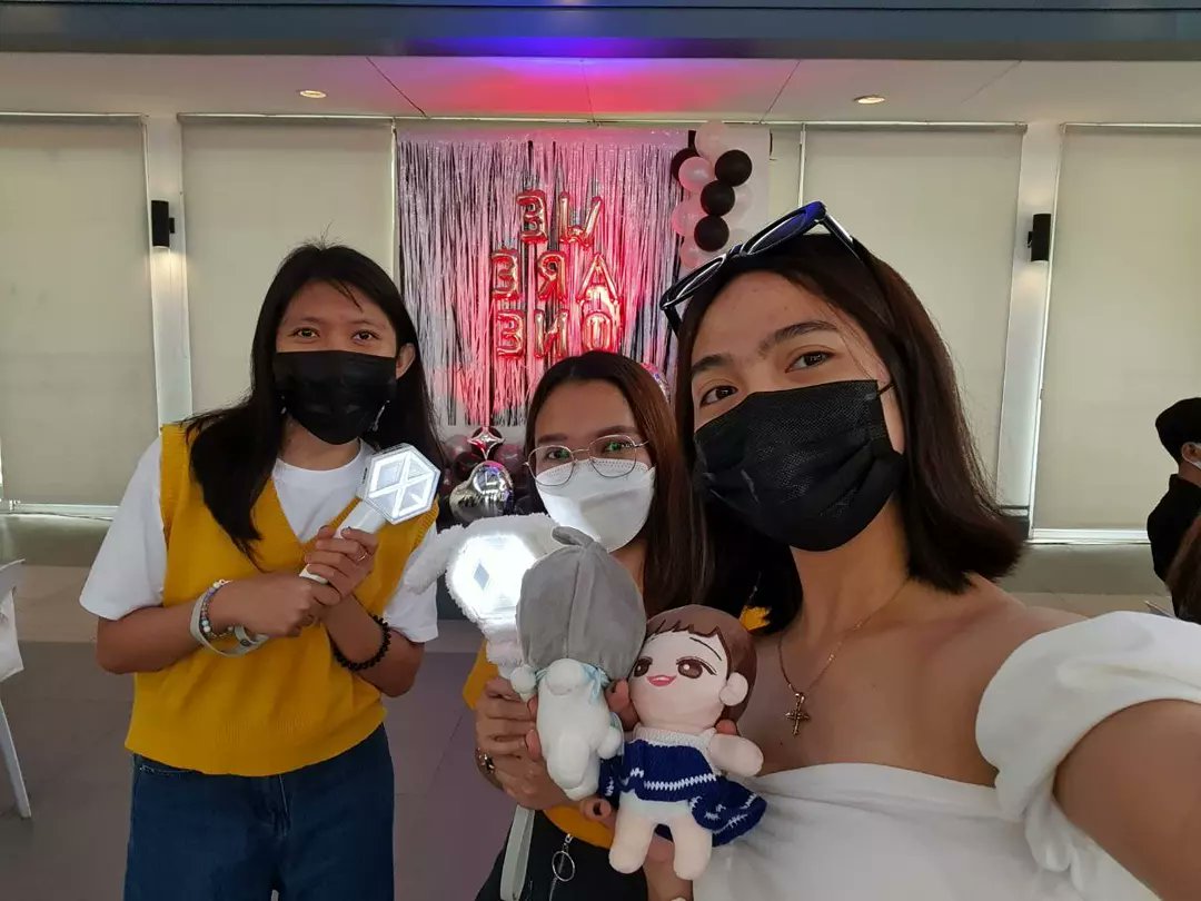 sabbycosima's tweet photo. Super sulit ng bayad andaming freebies. Thank you ate @pengsoodoh sa binigay mong official poster tapos sa napanalunan mong official album. Ate @crayeollow thank you din po sa official poster na binigay mo.<3

#10andBeyondWithEXO 
@weareoneEXO https://t.co/T8LbhxZLag