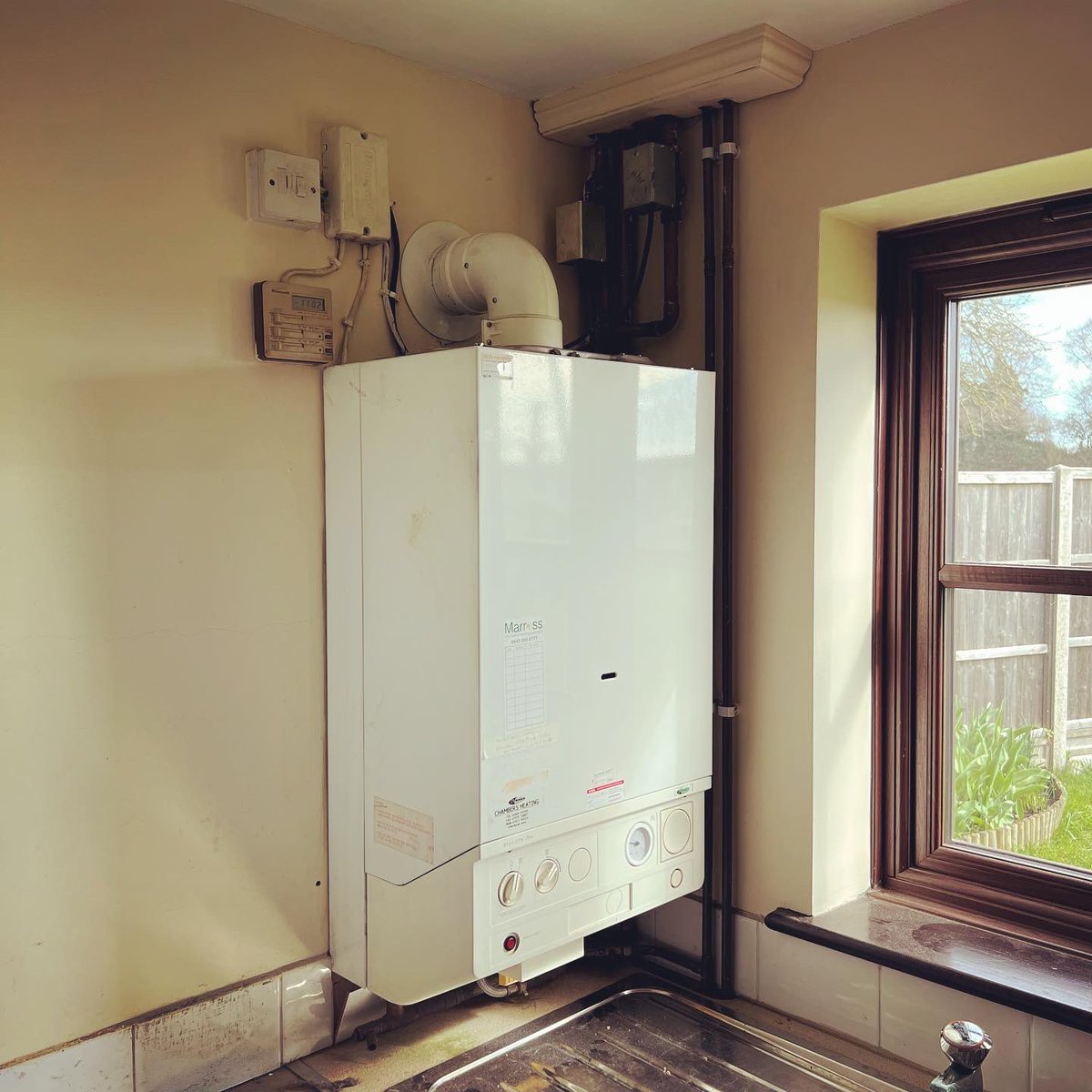 irbheating's tweet photo. Boiler swap in #Clavering #Essex
Vokera Mynute 28se removed
@vaillantuk ecoTEC+ 624 installed
Heating output dropped to 18kw
15 radiator system & HW cylinder
Full powerflush & new controls
Wish I could’ve moved the wiring
Flue extended to meet clearances
10 year guarantee 🐰💚 https://t.co/zPpI1APDb5