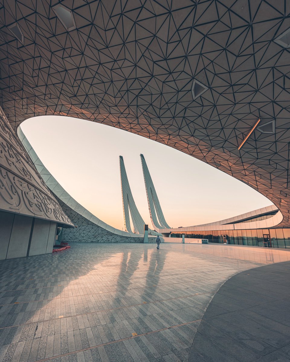 هل تعلم؟ مسجد كلية الدراسات الإسلامية في قطر وموقعه المدينة التعليمية هو مكانْ حيث تستطيع العثور على أجمل إبداعات فن الخط والهندسة المعمارية الهادفة.