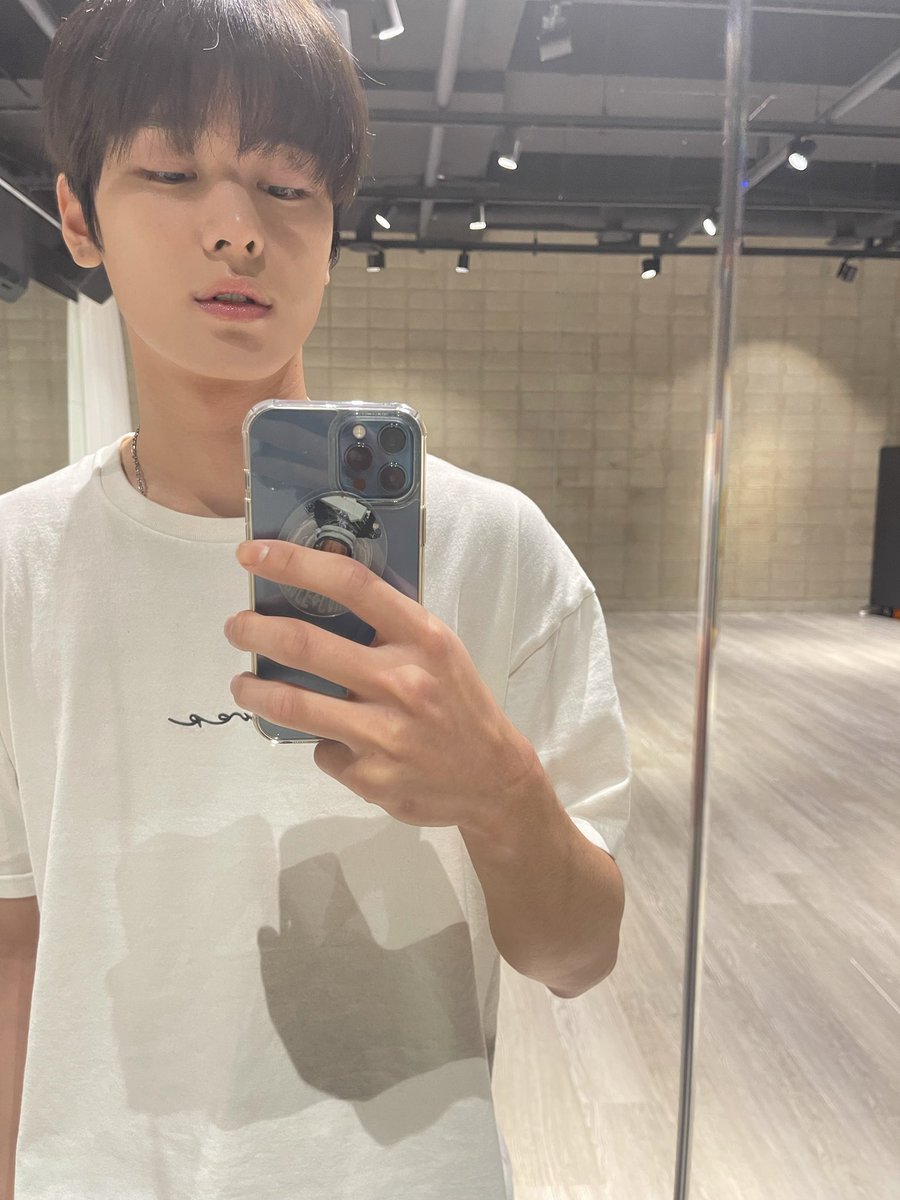 flict_official's tweet photo. 갑자기 주문량이 폭주해서 확인해보니 더보이즈 주연님이 플릭트의 제품을!
너무 감격스러우ㅓ서손이떨립니다😭 https://t.co/1dN6j3qpWE