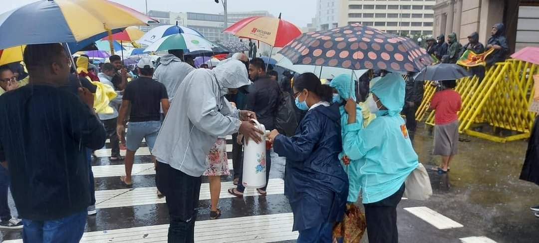 In Solidarity: Volunteers disribute snacks and tea forthe Galle Face protest today #SrilankaCrisis