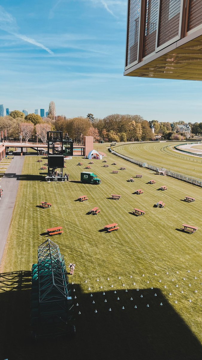 francegalop's tweet photo. Quoi de mieux qu'un immense terrain de jeu en herbe pour amuser vos enfants ? 🌱 #HippodromeEnFamille 
Il est encore temps de prendre vos places 👉 https://t.co/SX0iFuTr2k https://t.co/Fllo8IANaz